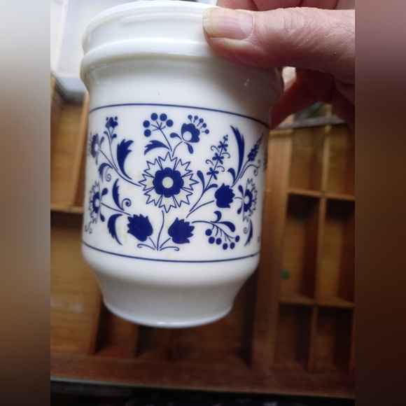 Vintage kitsch Milk Glass Blue Botanical floral pattern Mustard jar - Picture 2 of 2